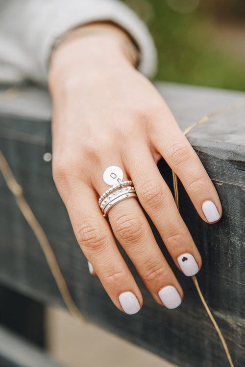 Anillo con medalla colgante e inicial